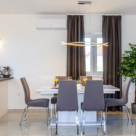 With Parking Space Okrug Gornji, Ciovo - 23151 * تروغير